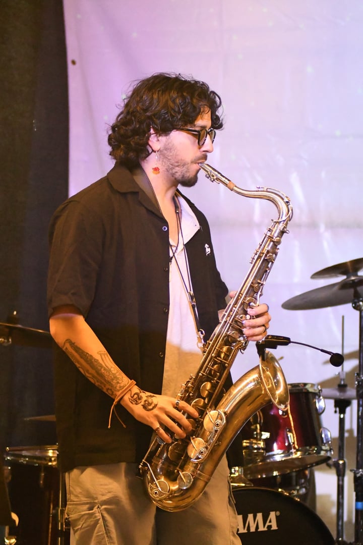 Johnny Richard tocando saxofón