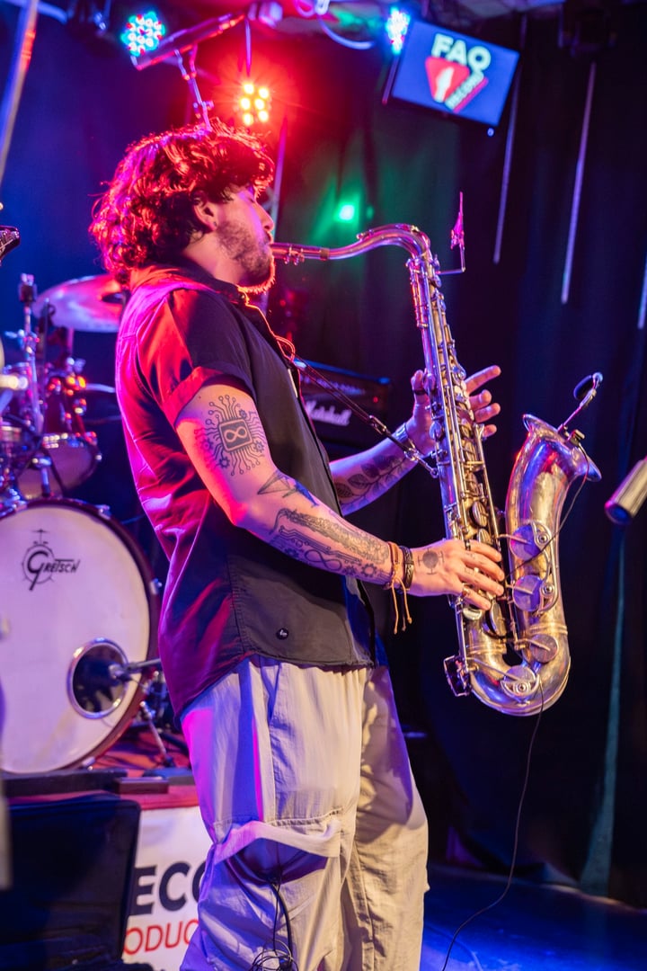 Tocando sax en club con luces