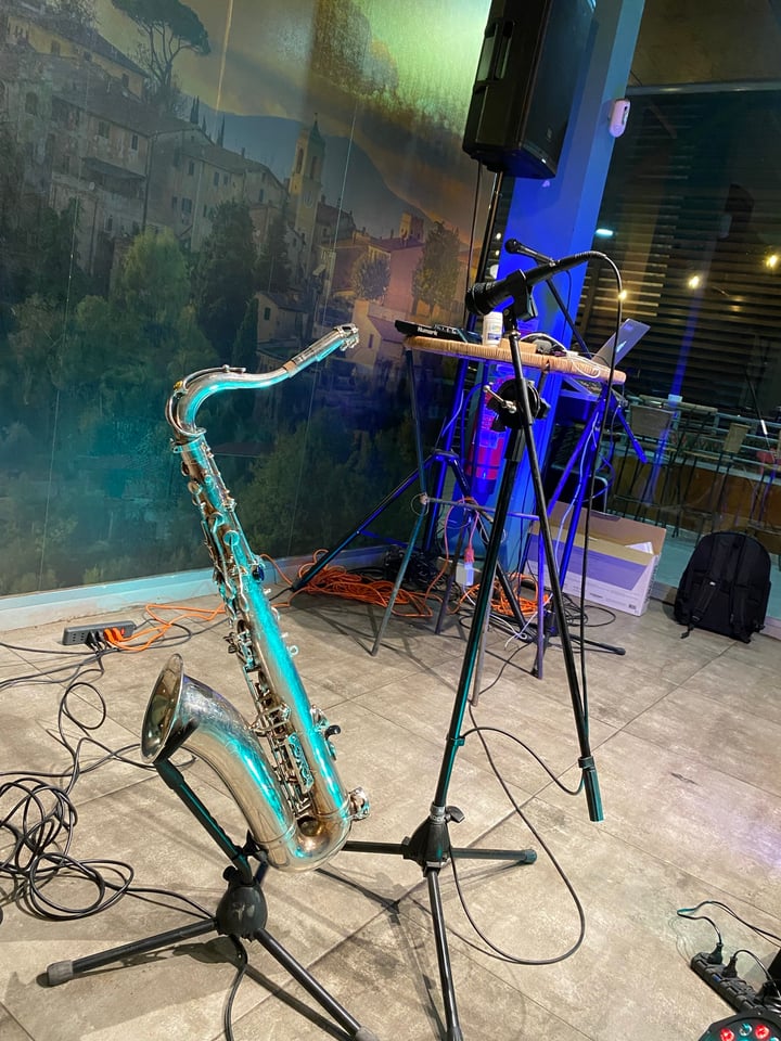Johnny Richard con saxofón