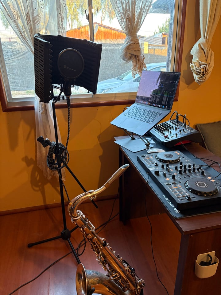 Setup DJ y saxofón